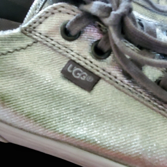 UGGS Metallic Silver ARIES Sneakers, size 8. Runs large. - Picture 6 of 6
